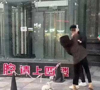 ​重庆街头小三被原配暴揍，揪发踹肚子，老公也被波及！