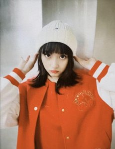 ​关晓彤晒大年初九开工照，红色休闲穿搭加上短发造型，青春靓丽！