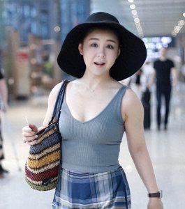 ​她竟是冯巩的“女儿”，从不拍亲密戏，如今近40的她依然像18岁