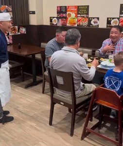 ​75岁姜昆在美国洛杉矶被偶遇，妻子罕见露面，老年生活真滋润