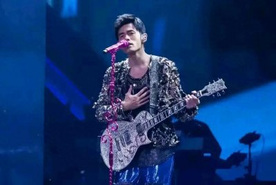 ​周杰伦演唱会周父到场，澄清家暴传闻显深情