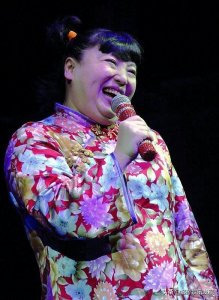 ​湖南“笑星”何晶晶复出，是这位前辈牵线搭桥的