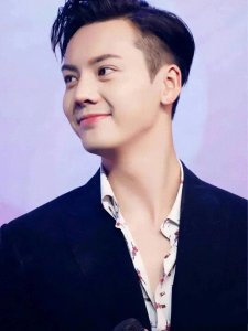 ​陈伟霆新发型大变样：颜值下滑还是时尚新潮流？