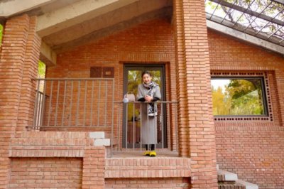 ​孕妈何雯娜晒近照幸福满溢，挺大肚出游四肢纤细惹人羡慕