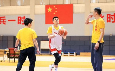 ​叔侄连线！郭艾伦备战世预赛，累到气喘吁吁，被郭士强指导投篮