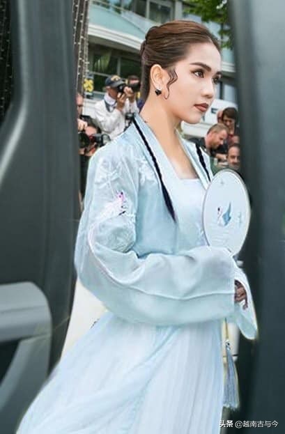 越南第一美女穿内衣现身红地毯被批，网友：大家帮她穿上美丽外套