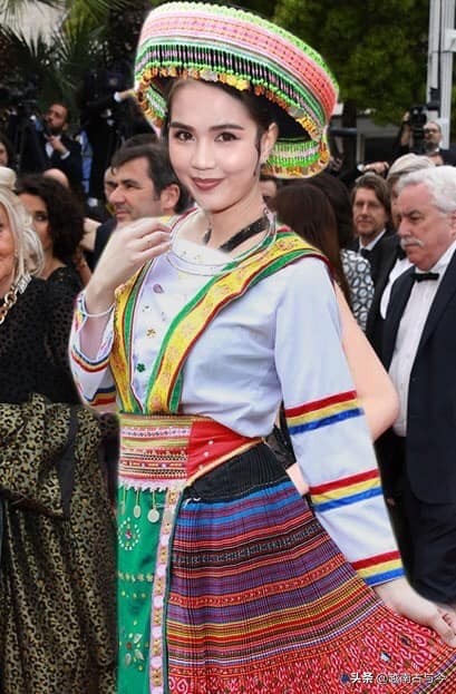 越南第一美女穿内衣现身红地毯被批，网友：大家帮她穿上美丽外套