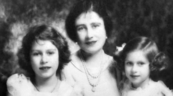 真美！英国女王年轻旧照曝光，可跟年轻时候的戴安娜王妃媲美