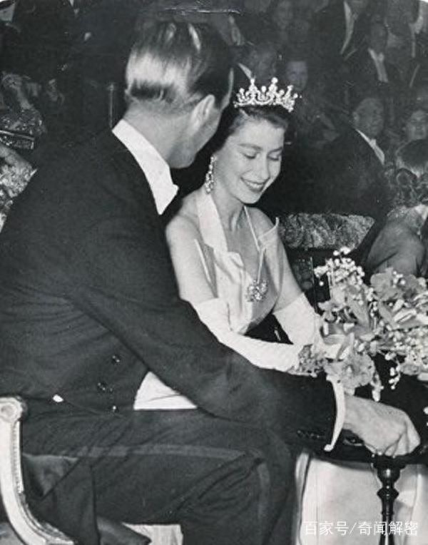 真美！英国女王年轻旧照曝光，可跟年轻时候的戴安娜王妃媲美