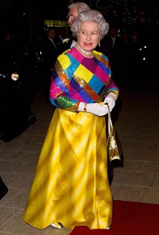 真美！英国女王年轻旧照曝光，可跟年轻时候的戴安娜王妃媲美