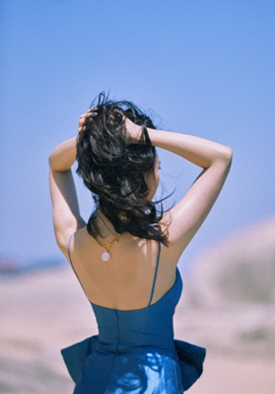 宣美晒美照，紫色包臀连衣裙太性感，一双纤细大长腿十分抢镜