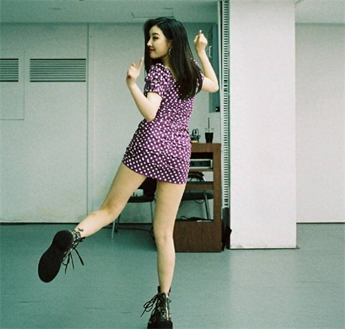 宣美晒美照，紫色包臀连衣裙太性感，一双纤细大长腿十分抢镜