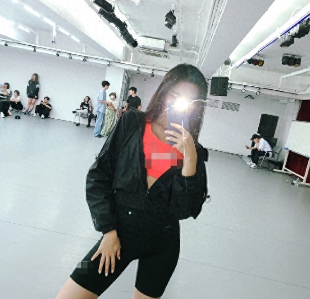 宣美晒美照，紫色包臀连衣裙太性感，一双纤细大长腿十分抢镜