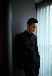 ​黄晓明新发型：刘海留长，既帅气又显年轻，更圈粉