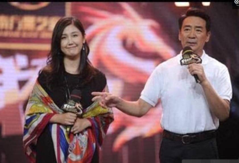 65岁寇振海和44岁漂亮妻子李婷的生活照