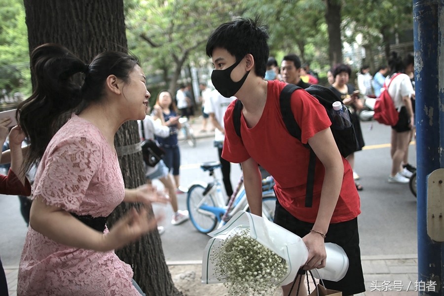 00后演员胡先煦结束高考，走出考场大喊“终于出关了”