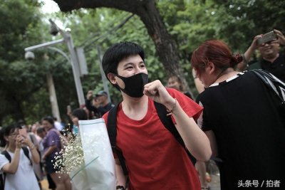 ​00后演员胡先煦结束高考，走出考场大喊“终于出关了”