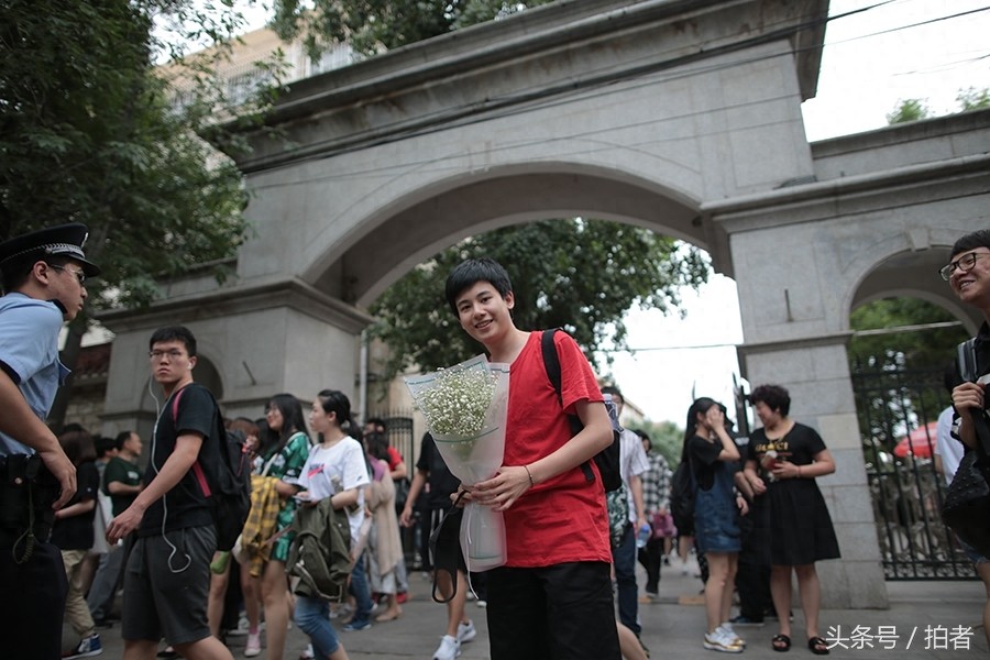 00后演员胡先煦结束高考，走出考场大喊“终于出关了”