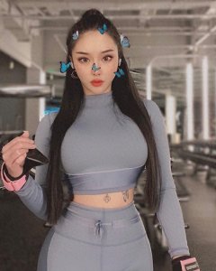 ​宋昱欣：从平凡到“臀神”，演绎顶级身材的最美主播传奇！