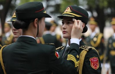 ​中国女兵一出场！美到头皮发麻！看女兵军装演变史，真为祖国骄傲