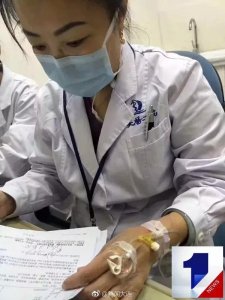 ​泪目刷屏！大连这位儿科医生边挂着点滴边给孩子看病