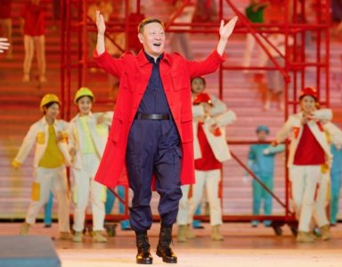 ​53岁韩磊再唱《走四方》中气十足，娶小十几岁漂亮娇妻，儿女双全