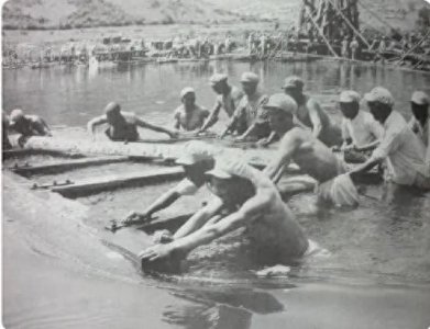 ​1951年，志愿军战士抢修清川江大桥，铁道兵开启反绞杀战