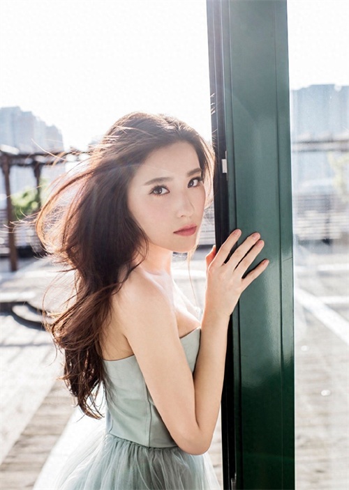 有“北电最美女生”之称的鲍天琦像是一张白纸，可塑性很强