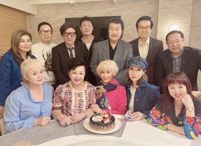 ​72岁富婆女星庆生！半盲视力已恢复正常，薛家燕黄百鸣等群星到贺