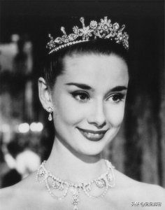 ​“优雅女神”奥黛丽赫本，她的13张美照，惊艳了一个世纪