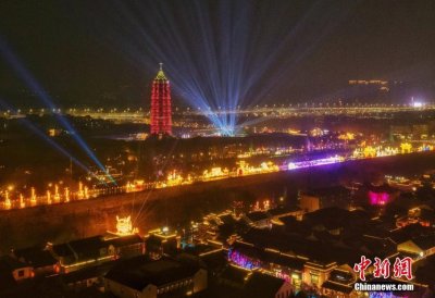 ​南京秦淮灯会亮灯迎春 明城墙内外“飘”年味