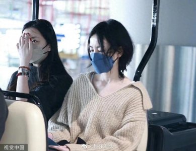 ​王菲李嫣母女现身北京机场，路人角度的二人状态真的超级好！