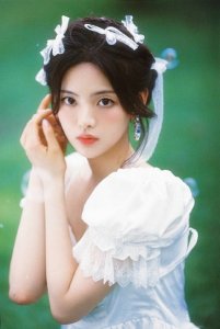 ​港风美少女！杨超越纯白花嫁大片出炉 宛如落入凡间的精灵