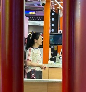 ​沙溢一家吃饭被拍，胡可素颜干巴巴的，肚腩凸出典型的中年妇女！