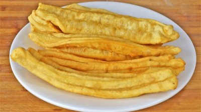 ​油条别再买着吃了，教你传统老配方，出锅蓬松酥脆，全家人超爱吃