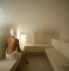 ​一女子全裸吹头时，遭一陌生男子闯入，事后要求洗浴中心赔偿2万