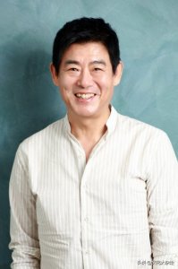 ​成东镒：从小配角到国民爸爸，再烂的原生家庭也困不住努力的人