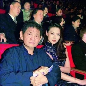 ​黄任中:100多位情妇包养费数亿元,定制九人大床,晚年遭到报应