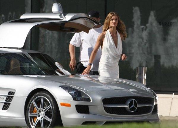 电影《变形金刚》1-4中分别出现了哪些型号的汽车？-