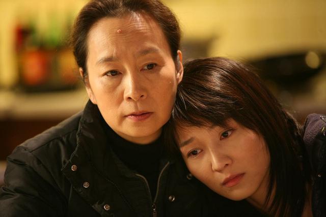 63岁奚美娟近照：35岁首部电影拿影后，撞脸吕中，39岁产子遭婚变