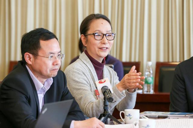 63岁奚美娟近照：35岁首部电影拿影后，撞脸吕中，39岁产子遭婚变