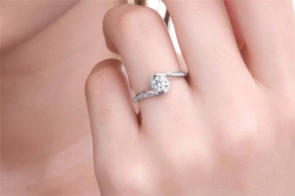 通灵珠宝和周大福哪个好 通灵珠宝和周大福品牌对比