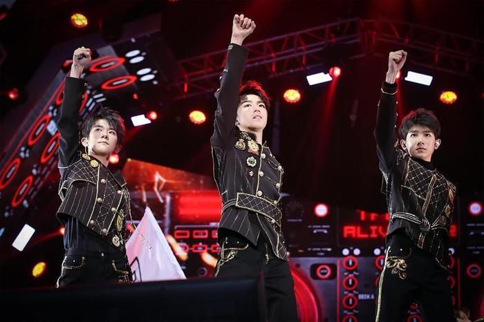 王俊凯演唱会上流泪，TFboys成立四年宣布各自单飞