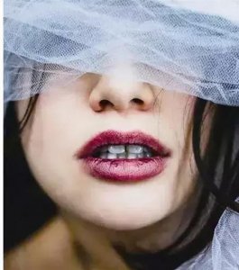 ​喝完红酒牙变黑好吗(喝完红酒小肚子疼怎么回事)