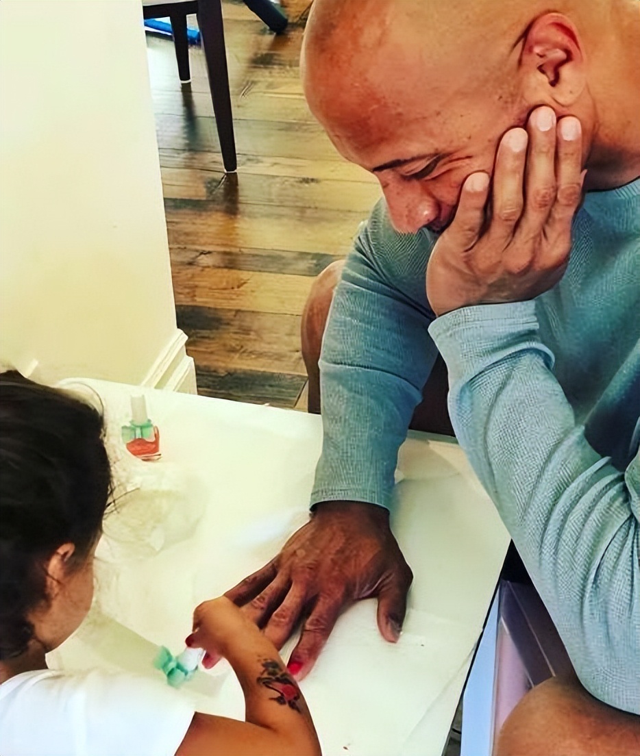 巨石强森：1米9肌肉猛男年入6亿，给小女儿梳头做美甲，反差超萌