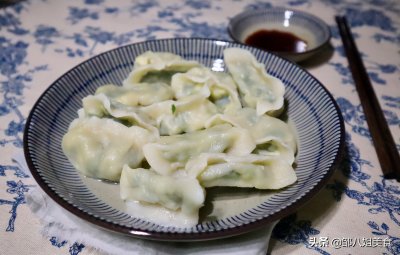 ​拌韭菜鸡蛋馅，只加3样料就够了，饺子做好鲜味足，吃着香