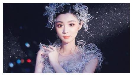 《王牌对王牌》费费曾担任世界杯女主播、中国小姐、奥运引导小姐