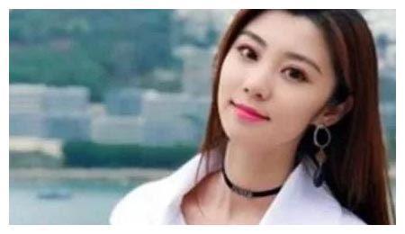 《王牌对王牌》费费曾担任世界杯女主播、中国小姐、奥运引导小姐