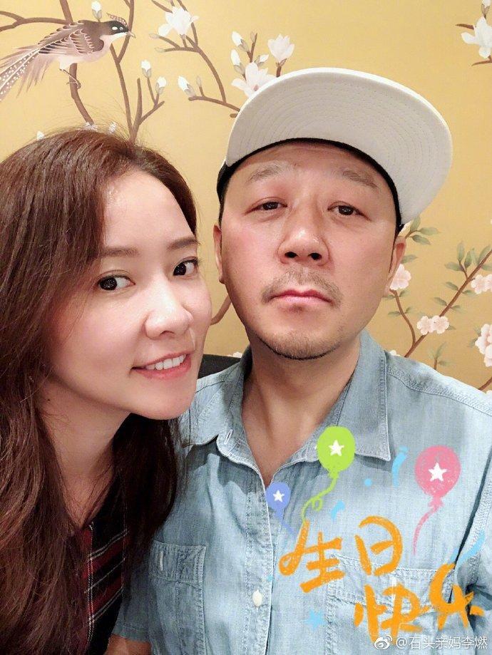 郭涛49岁生日老婆送祝福，李燃娇羞貌美，郭涛表情呆萌小眼可爱