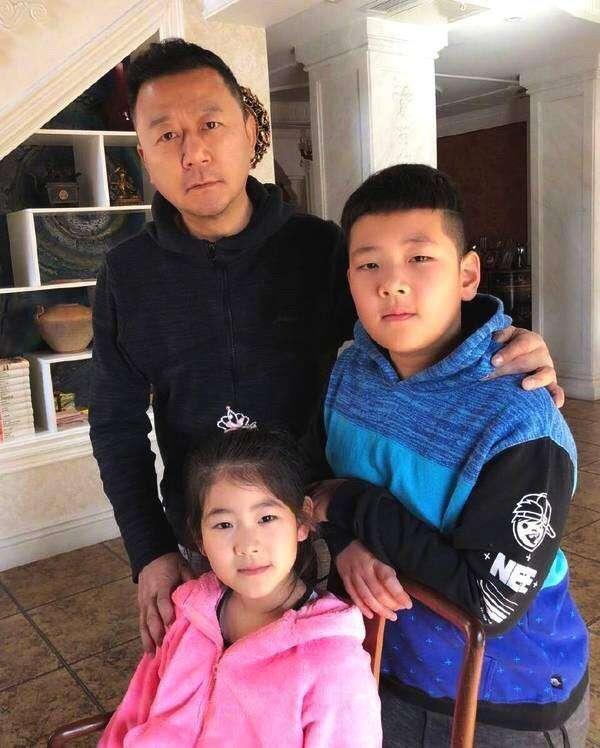 郭涛49岁生日老婆送祝福，李燃娇羞貌美，郭涛表情呆萌小眼可爱